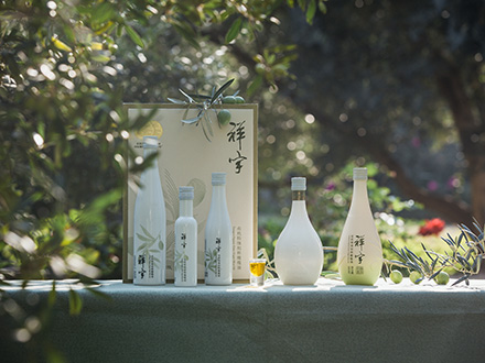 祥宇特級(jí)初榨橄欖油，純手工采摘、精選優(yōu)質(zhì)油橄欖鮮果，用意大利貝亞雷斯全自動(dòng)設(shè)備物理冷榨工藝，在鮮果采摘后8小時(shí)內(nèi)限時(shí)鮮榨而成。